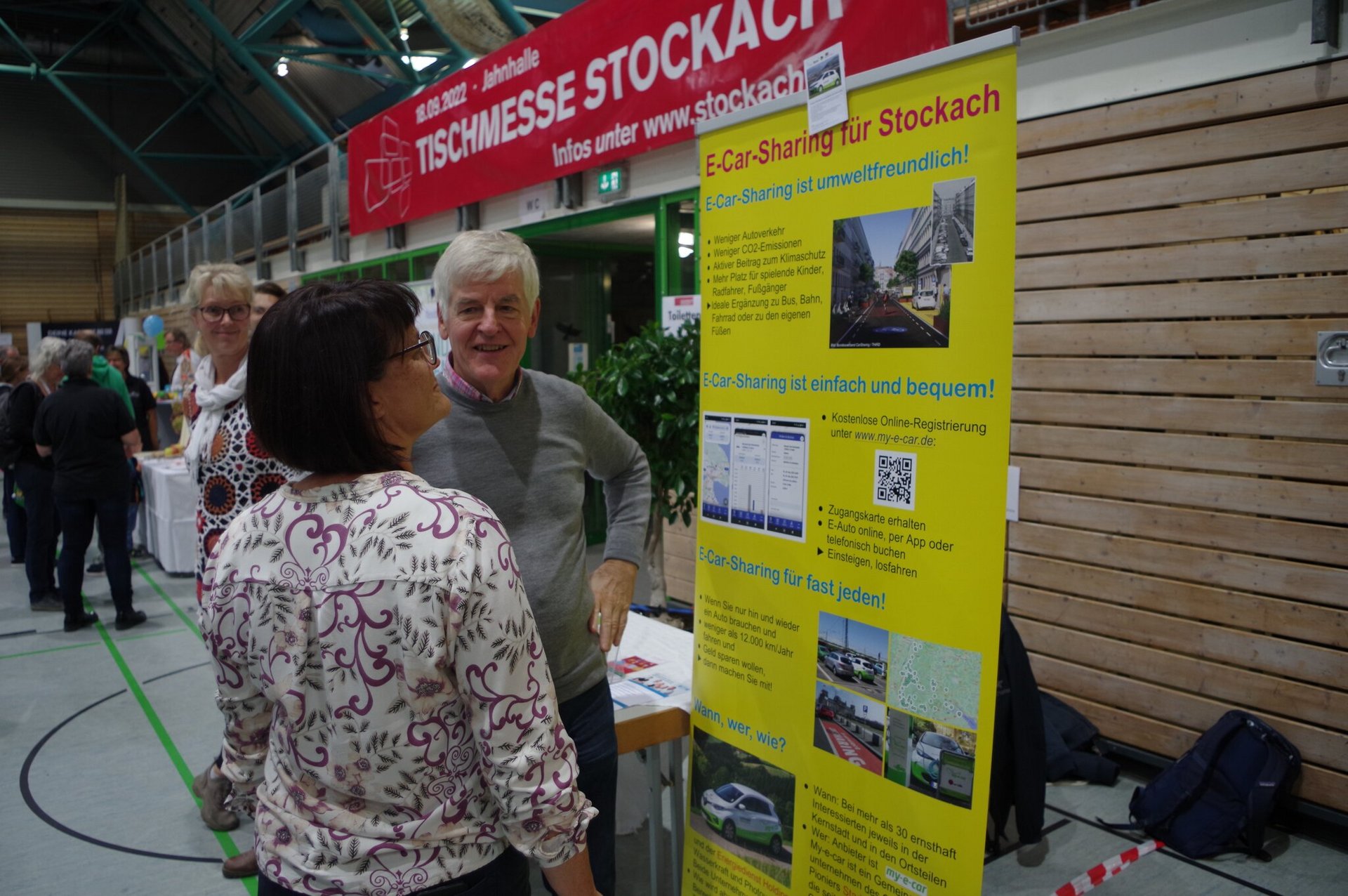 Die CarSharing-Initiative auf der Tischmesse Stockach am 18.09.2022: Bernd Rüffer im Gespräch mit Interessentin Foto: Oliver Fiedler vom Singener Wochenblatt